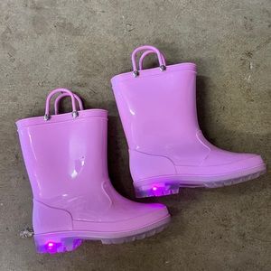 In great condition! Girls’ light up rain boots.